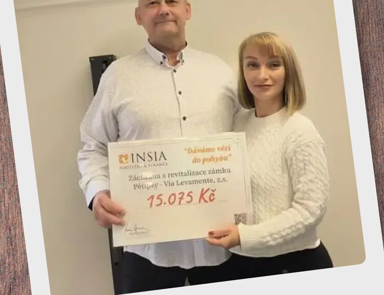 Částku ve výši 15.075 Kč předala panu Pavlu Forstovi slečna Lucie Kafková.